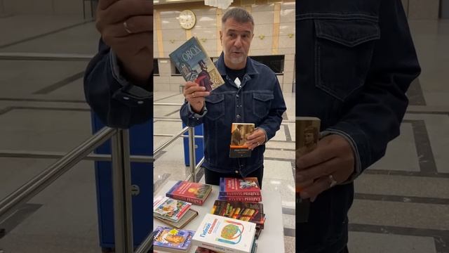 Евгений Гришковец поблагодарил благовещенцев за книги для библиотеки в Моховой Пади смотреть онлайн