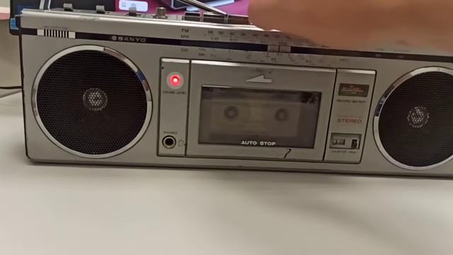 Кассетная Стопка (КС). Линда с "Песнями тибетских лам". Магниттлка жутко тянет!!! Ждет профилактики смотреть онлайн