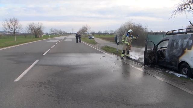 VW-Caddy gerät in Brand: Fahrerin und Kind unverletzt, Straßensperrung während Löscharbeiten смотреть онлайн