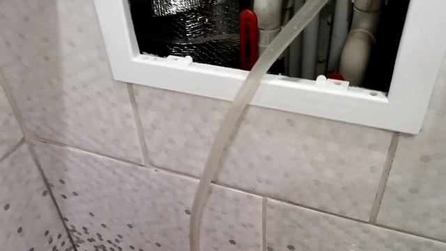 Капает водонагреватель. Норма? Делаем дренаж в бачок унитаза! смотреть онлайн
