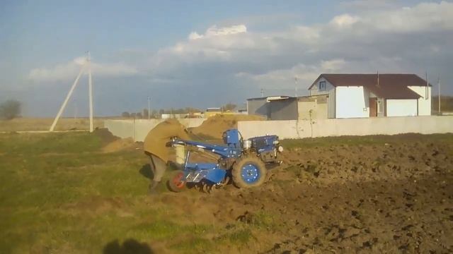 Тяжелый мотоблок в работе. Культивация активной фрезой. смотреть онлайн