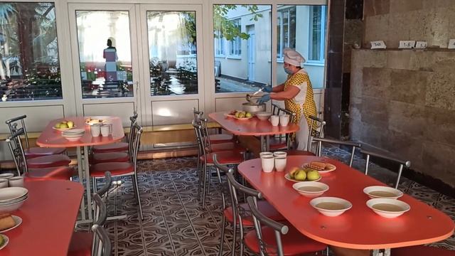 Школьная столовая 2020 - кушаем по-очереди! смотреть онлайн