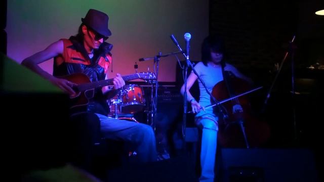 Vertigo duet: "Smells Like Teen Spirit " (Nirvana acoustic cover) live смотреть онлайн