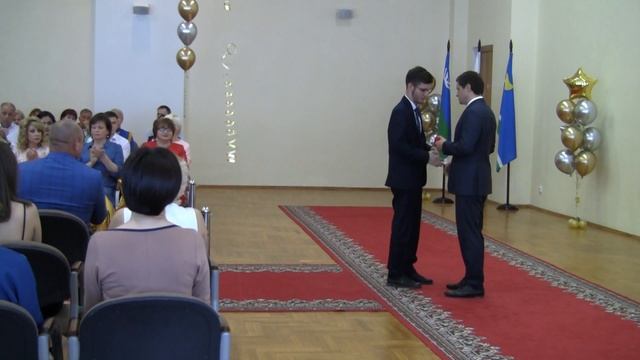 Вручение золотых медалей выпускникам школ Лангепаса. 2022.06.25 смотреть онлайн