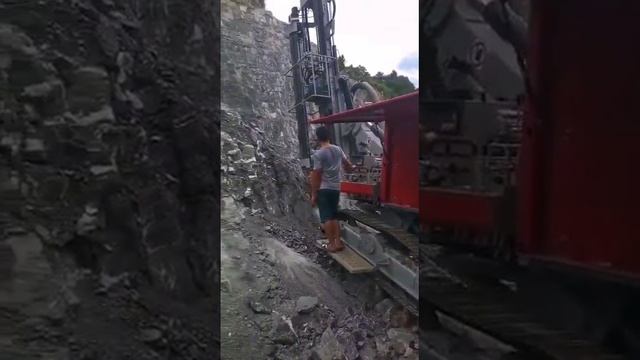 БУРОВОЙ СТАНОК. ВСТРОЕННЫЙ КОМПРЕССОР. ПОГРУЖНОЙ ПНЕВМОУДАРНИК. БВР. ДО 165 мм. смотреть онлайн