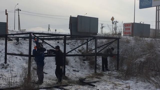 Свайно-винтовой фундамент на перепаде высот и три вида металлической обвязки. смотреть онлайн