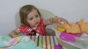 Купаем куклу пупсика в ванночке играем Bath time doll in the bath