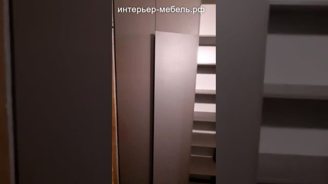 Распашной шкаф в коридоре с доводчиками плавного закрывания дверей смотреть онлайн