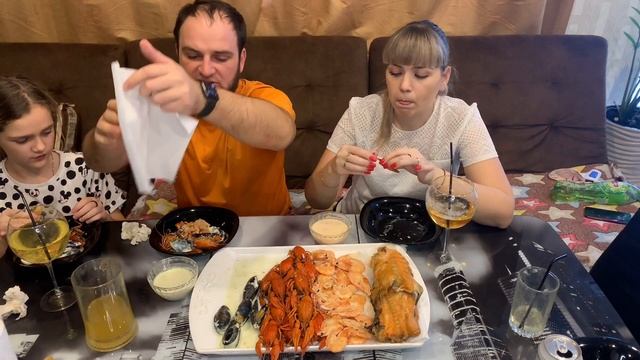 МУКБАНГ/МОРСКОЙ/РЕЧНОЙ/РАКИ, МИДИИ, КРЕВЕТКИ, СЕМГА И ПЕННОЕ смотреть онлайн