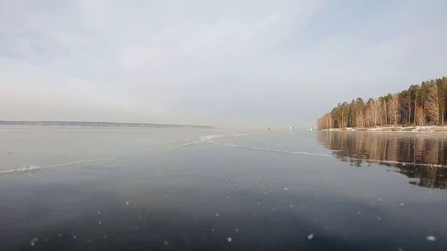 КАТАНИЕ НА КОНЬКАХ |КАЙФ на льду| Очень красиво на застывшей воде | Настоящий лёд | фигурное катани смотреть онлайн