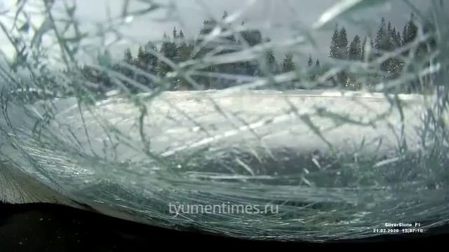 На свердловской трассе хозяину "микроволновки" разбили лобовое стекло смотреть онлайн