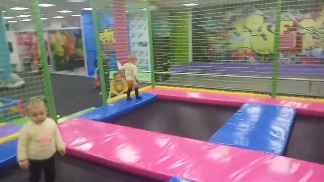 Батуты. Батутный центр. на Коммунаре. Игровой комплекс смотреть онлайн