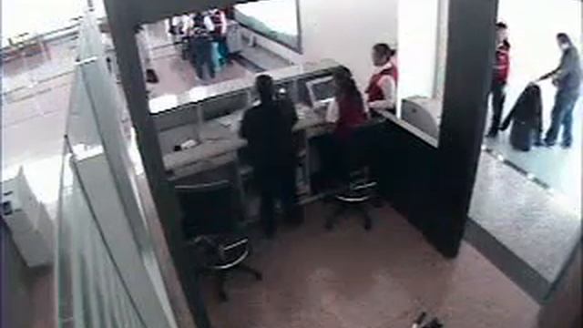 Byron Moreno impidió revisiòn en aeropuerto de Guayaquil смотреть онлайн