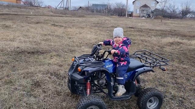 Девочка на квадроцикле смотреть онлайн