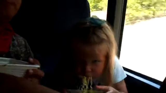 Девочка ест Доширак