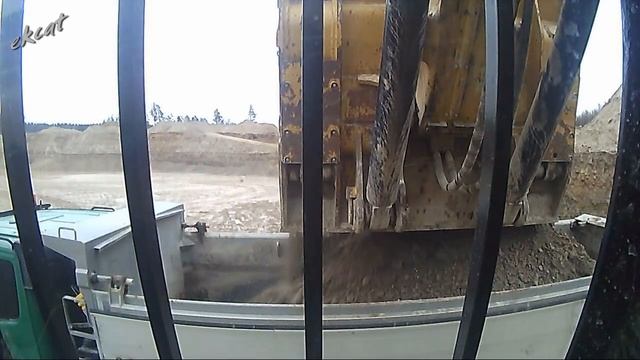 86-тонный экскаватор Cat 385C со скальным, прямым ковшом Загрузка самосвала. смотреть онлайн
