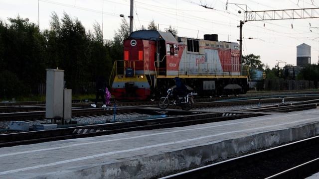На мопеде через пути на станции Беломорск смотреть онлайн