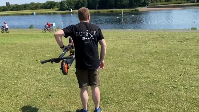 Sctr Co team showing how portable the Kugoo Kirin S1 e scooter is and it’s easy folding action. смотреть онлайн