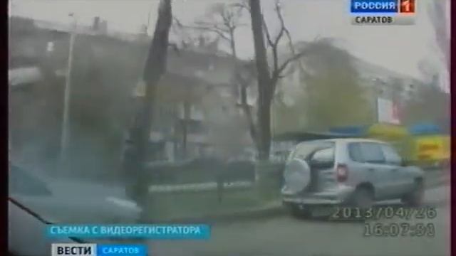 На припаркованный автомобиль упало дерево смотреть онлайн