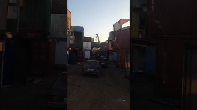 Стропальщик катается на морском контейнере смотреть онлайн