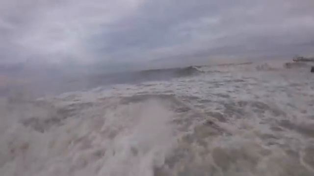 В Сочи парня смыло волной в море смотреть онлайн
