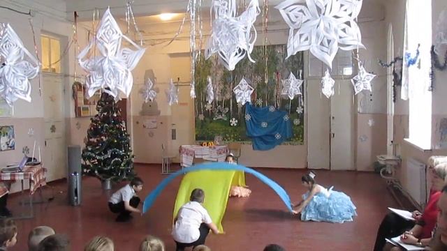 Полина с одноклассниками танцует танец "Небеса" школа № 21 Мариуполь!!! смотреть онлайн
