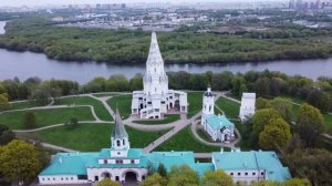 Храм Вознесения и Казанской Б.М, Яблоневые сады в парке музея Коломенское с высоты птичьего полёта