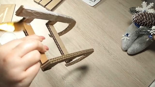 Новогодний декор. Санки своими руками из картона. Do-it-yourself cardboard sleigh. смотреть онлайн