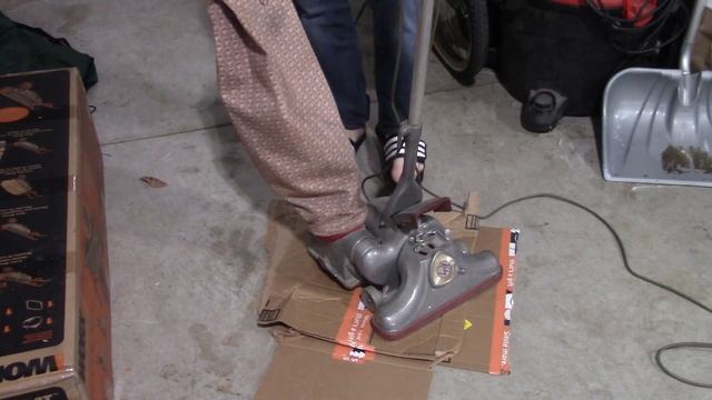 Emptying the Bag on a Vintage Kirby Upright Vacuum (VERY EASY) смотреть онлайн