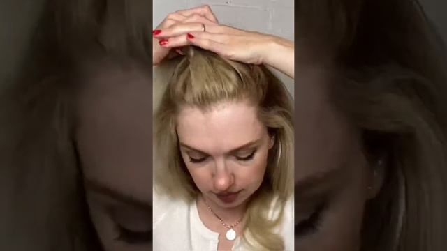 Красивая вывернутая коса за 1 минуту ? 1 minutes Dutch braid tutorial смотреть онлайн