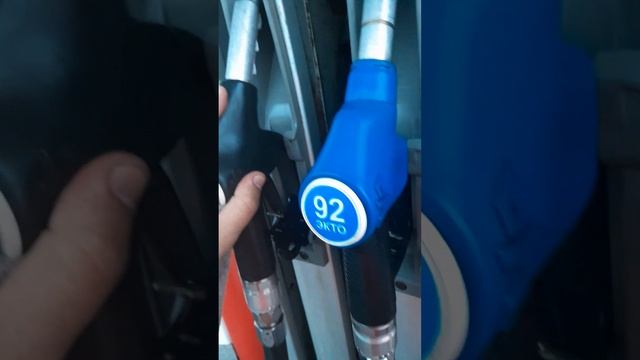 Как не перепутать бензин с дизелем на заправке смотреть онлайн