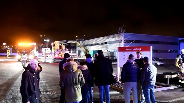 Här brinner Teslas nya servicecenter i Malmö смотреть онлайн