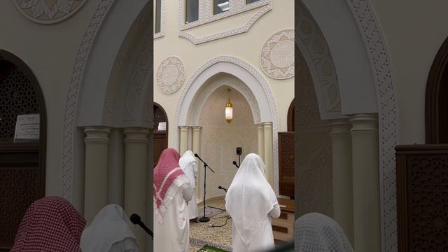 «И когда читают Коран, то (внимательно) слушайте его и молчите, чтобы к вам проявили милость».7:204 смотреть онлайн
