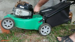 Легкий способ поменять масло на любой четырехтактной газонокосилке своими руками