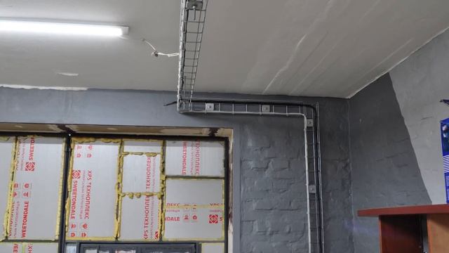 Один з кращих способів прокладання електропроводки в гаражі чи майстерні.