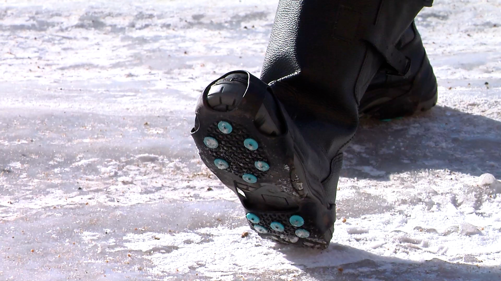 Нескользкий лед. На комбинате испытывают новые ледоступы.