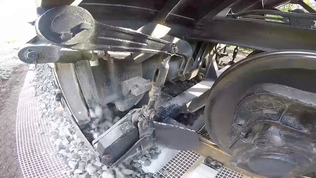 Зачем вдоль железных дорог насыпают камни? смотреть онлайн