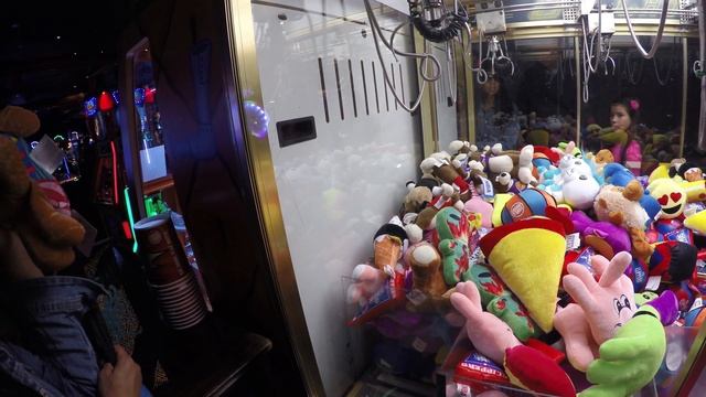 Winning Toy Prizes From Arcade Claw Machine Crane Game! クレーンゲーム смотреть онлайн