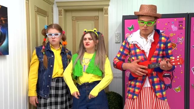 МАЧО vs БОТАН в ШКОЛЕ | ПОПУЛЯРНАЯ ДЕВОЧКА ВЛЮБИЛАСЬ В БОТАНА смотреть онлайн