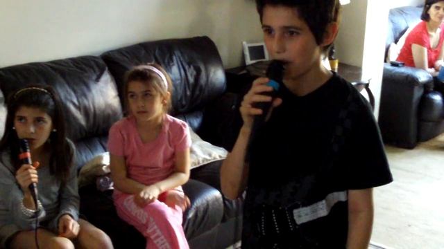 SingStar#1 - Andreas and Sophia singing MamaMia - Abba смотреть онлайн