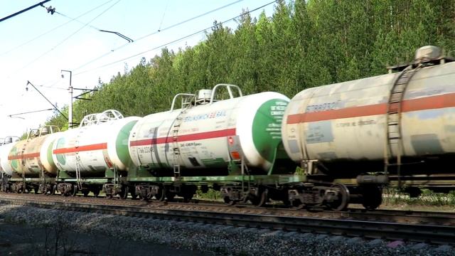 Грузовой поезд с бочками ВЛ11-385/341Б смотреть онлайн