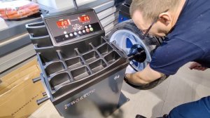 Балансировочный станок ROSSVIK VT 64 с голосовым меню