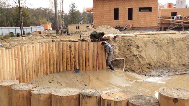 Укрепление берега бревном лиственницы,погружение деревянного шпунта с помощью гидроразмыва почвы. смотреть онлайн