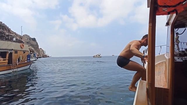Саша прыгает с палубы кувырок назад смотреть онлайн