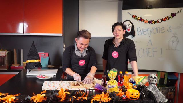 [Everyone's a Chef] EP1 - Halloween Finger Bread Roll and Unicorn Tears with William Tan смотреть онлайн