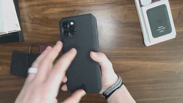 Pitaka MagEz Pro Case 2 and Mag Ez Card Sleeve. смотреть онлайн