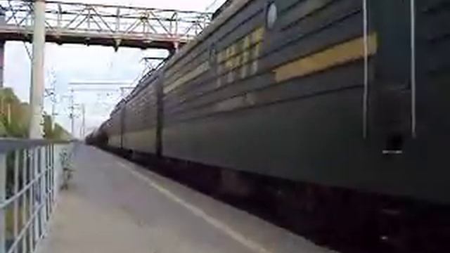 Встреча 2ЭС6-061 с нечетным поездом и ВЛ11-327 с четным смотреть онлайн