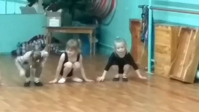 Маленькие ёлочки продолжают оттачивать свой танец смотреть онлайн