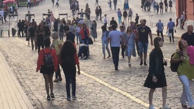 Пранк | ДЕД ДЕЛАЕТ САЛЬТО НА КРАСНОЙ ПЛОЩАДИ смотреть онлайн