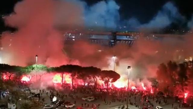 "Ho visto Maradona". I tifosi del Napoli cantano e lanciano fumogeni davanti al San Paolo смотреть онлайн